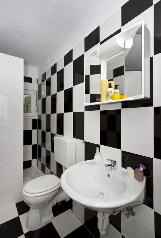Yvonne Apartment *
